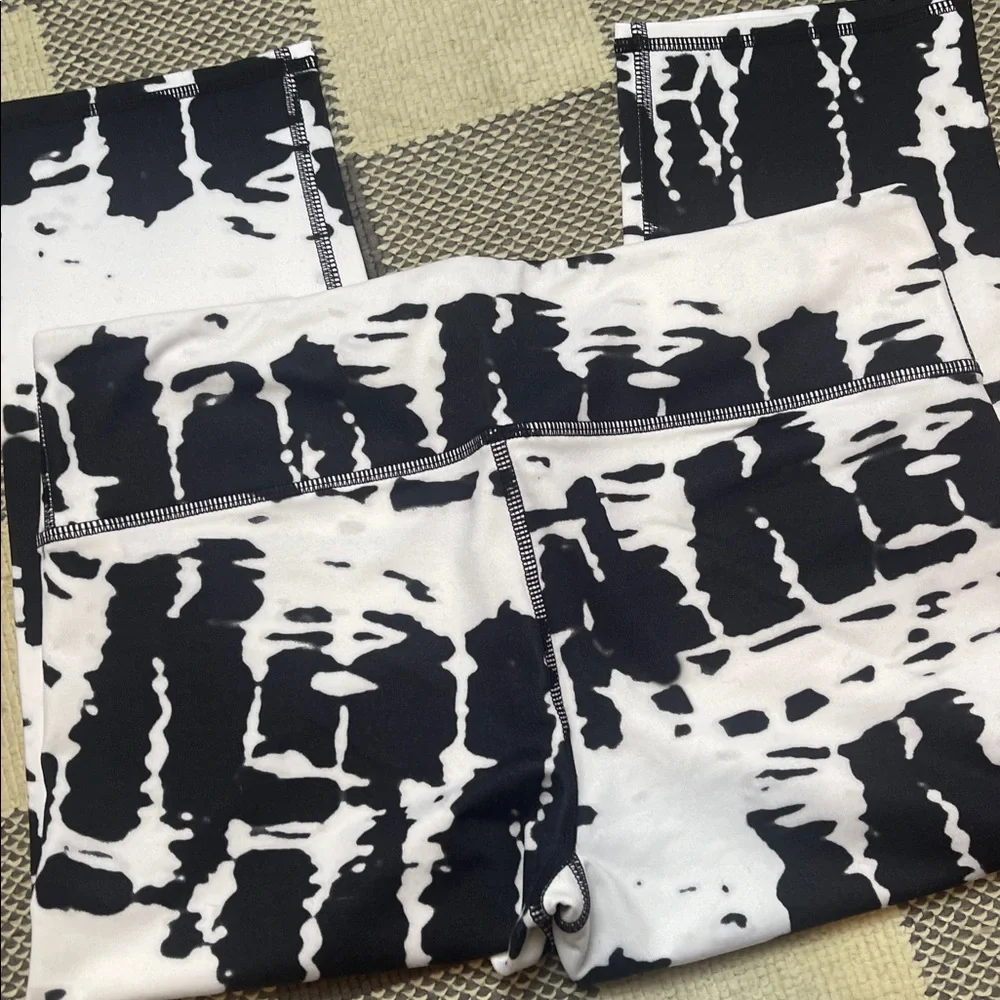 ALO Yoga Airbrush Capri white black tie dye L